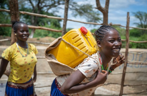 Bildet viser barn som bærer vann